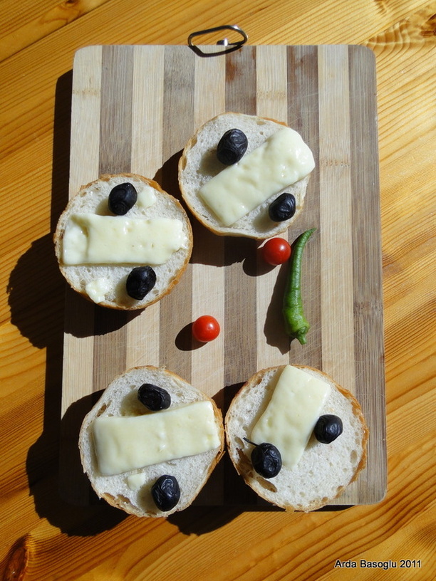 Peynir, ekmek, zeytin, domates, biber